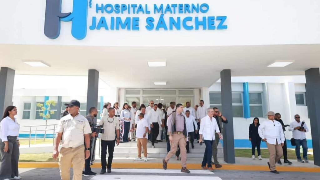 Barahona estrena 15 UCI pediátricas y Abinader promete más hospitales en el sur