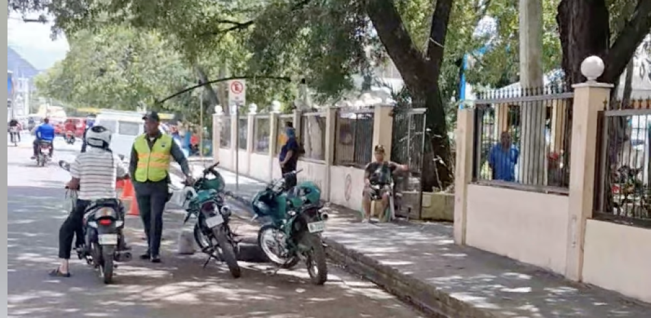 Gobernadora detiene operativo de Digesett en Baní y aviva la disputa por el uso de la vía pública