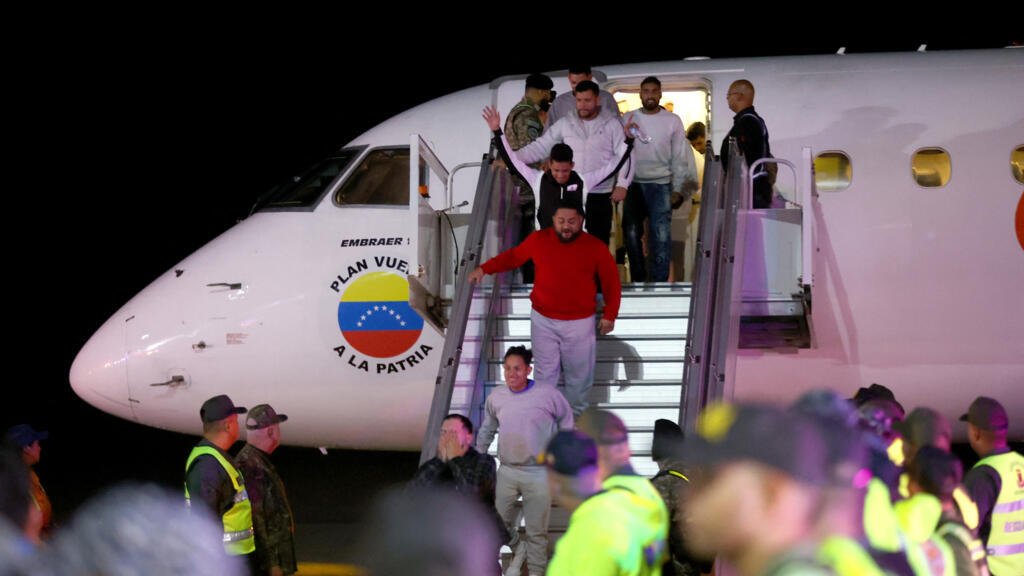 Nuevo vuelo con 115 migrantes repatriados expone la persistencia de la crisis venezolana