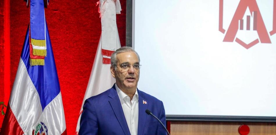 Abinader proclama una caída histórica de la pobreza monetaria, pero sin identificar el informe que la sustenta