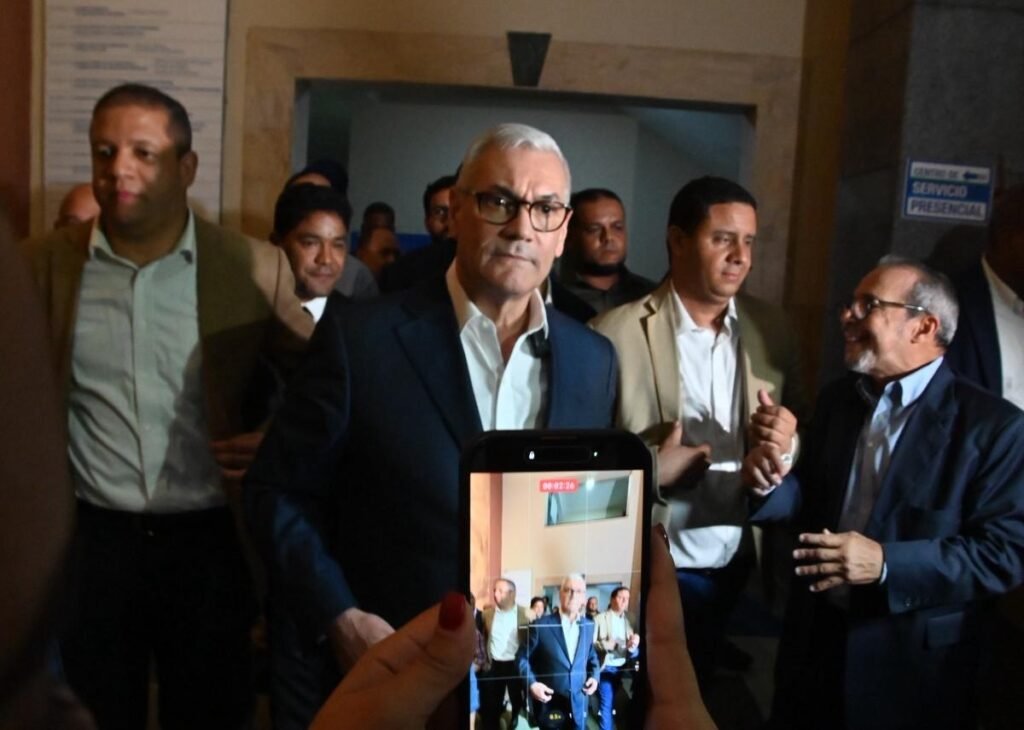 Gonzalo Castillo anuncia que irá por la Presidencia en 2028 tras fallo a su favor
