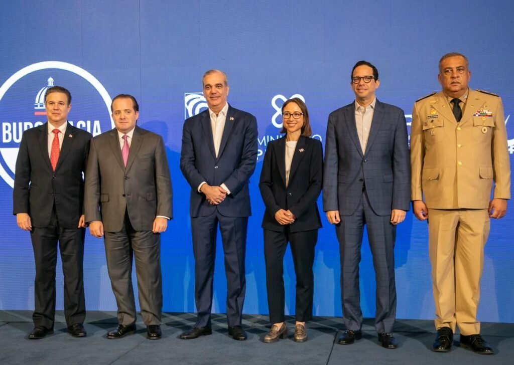Abinader presenta permiso digital para menores y pone el foco en la deuda del Estado con los trámites ciudadanos