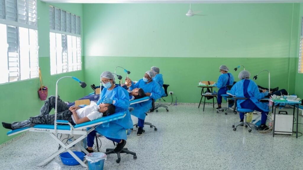 Más de 650 alumnos reciben atención médica en La Vega y se refuerza el llamado a cuidar la salud escolar