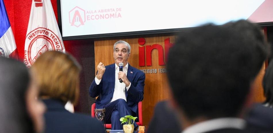 Abinader vincula el encarecimiento de los combustibles a la crisis internacional y la carga fiscal