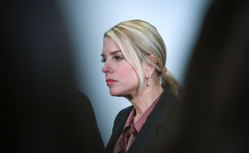 Bondi evita responder sobre Trump en pesquisa del caso Epstein y agrava reclamos de fiscalización en el Congreso