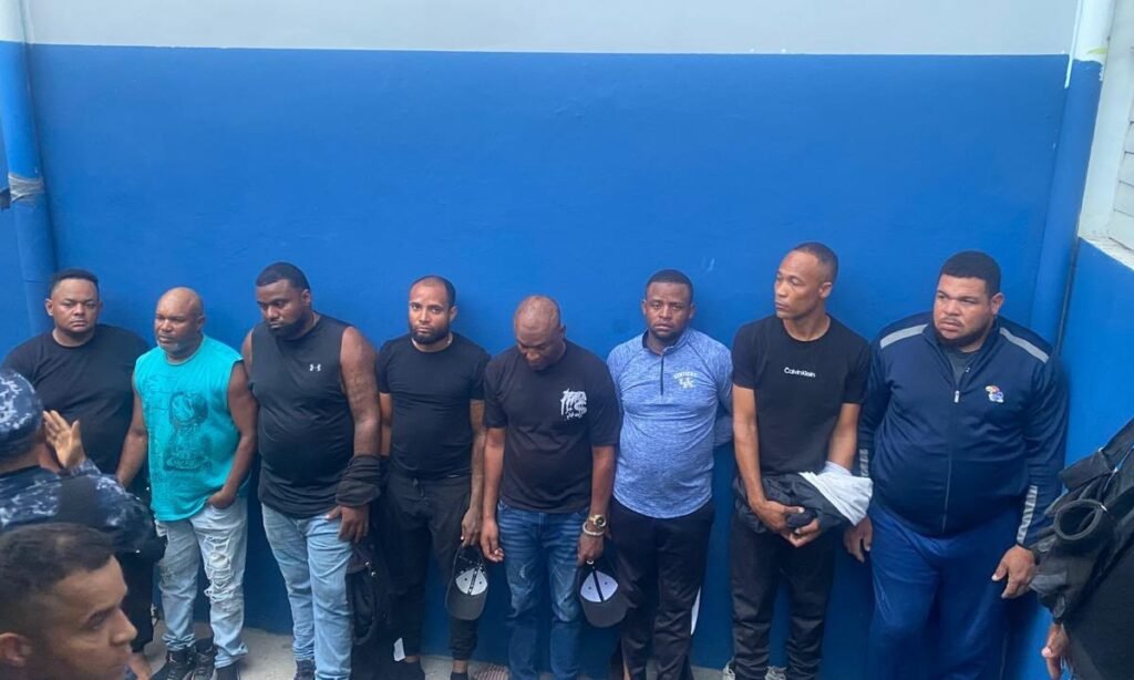 La Policía apresa a ocho hombres y ocupa 16 paquetes en operativo en Villa Hermosa