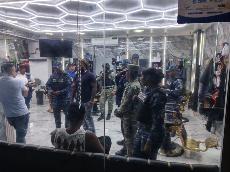 Vecinos denuncian irregularidades y autoridades intervienen negocios en Ciudad Juan Bosch