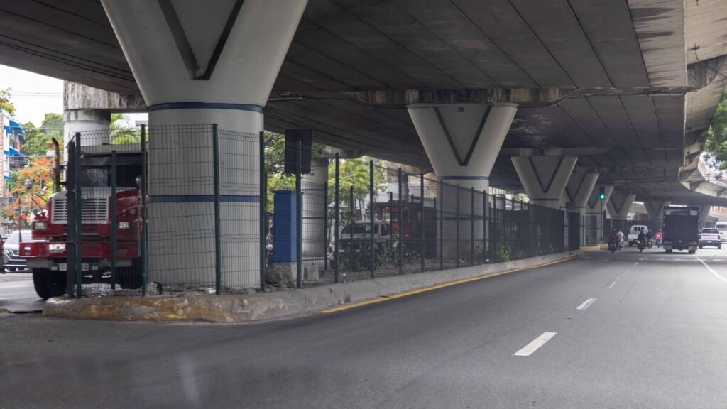 Verjas, mallas y vigilancia revelan límites de la recuperación bajo el elevado de la 27 de Febrero