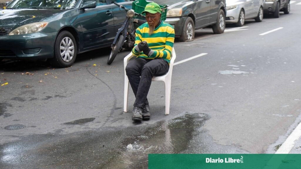 Brote de aguas residuales deteriora un tramo recién asfaltado en la Ciudad Colonial