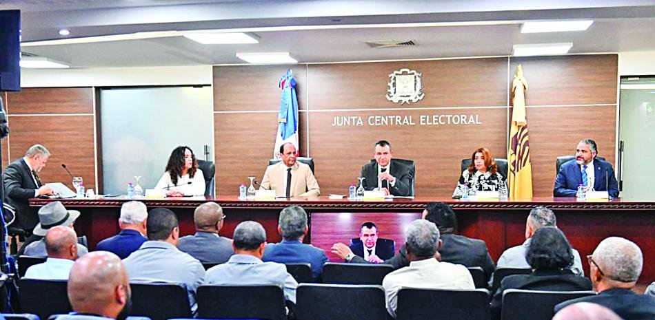 La JCE amonesta, pero el proselitismo sigue desbordando las reglas