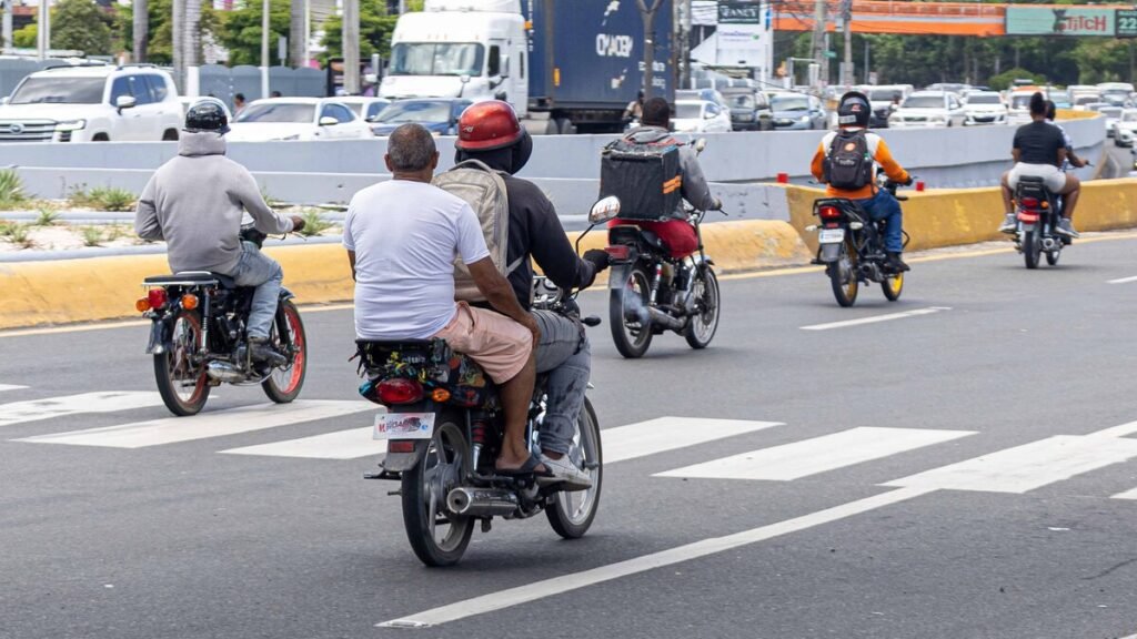 Casco para motoristas y pasajeros sigue sin cumplirse en el Gran Santo Domingo pese a la ley