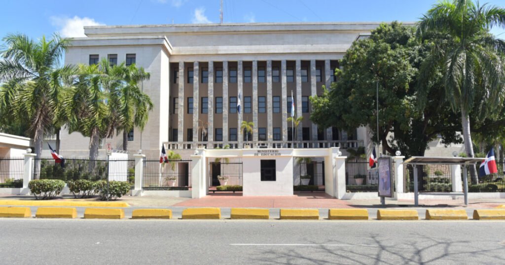 MINERD deja en la comisión de la Ley 16-26 la decisión sobre pagos por mantenimiento escolar