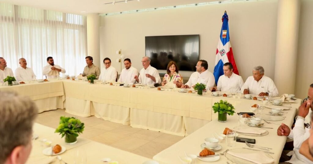 Abinader lidera en Santiago un desayuno con empresarios del acero y autoridades locales