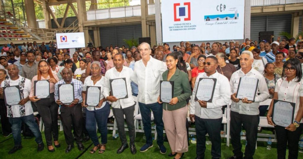 Abinader entrega 1,099 títulos en Santo Domingo y vuelve a quedar al descubierto la deuda de regularización