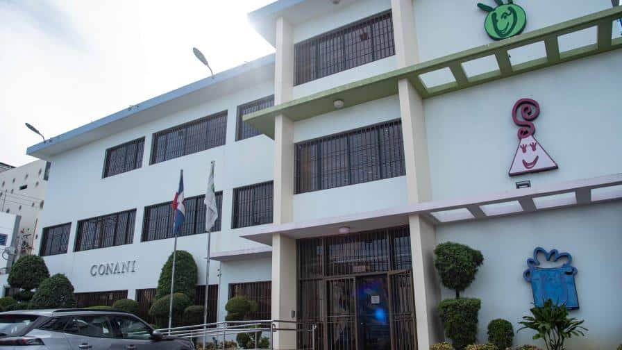 Madre de una menor investigada denuncia fallas de notificación y vigilancia en caso de adolescente bajo tutela de Conani