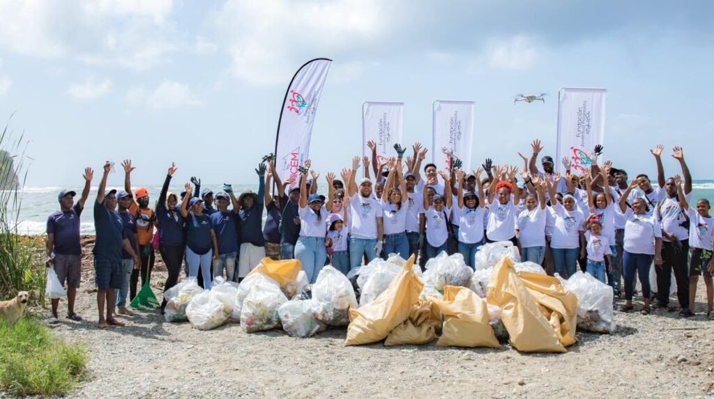 Jornada en Playa Najayo pone de relieve la dependencia de voluntarios y apoyos para enfrentar la contaminación costera