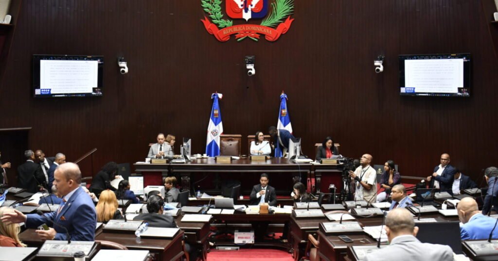 Abinader promulga la ley tributaria aprobada en tiempo récord y con 10 cambios opositores rechazados