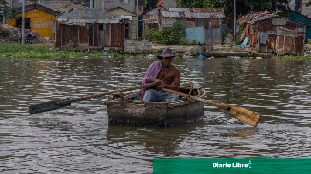 En Las Lilas, la yola sigue siendo la salida diaria sobre el Ozama