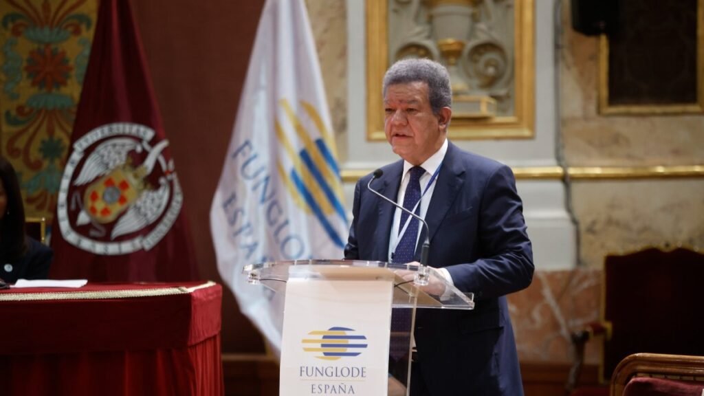 Leonel Fernández advierte que América Latina corre el riesgo de rezagarse sin apostar por la IA y el conocimiento