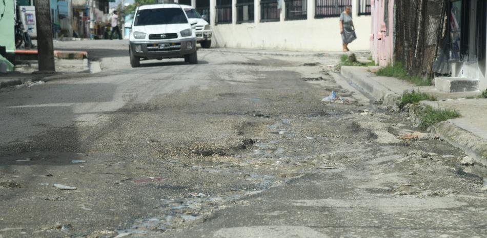 Los Alcarrizos pone en evidencia el contraste entre el avance visible y el abandono vial