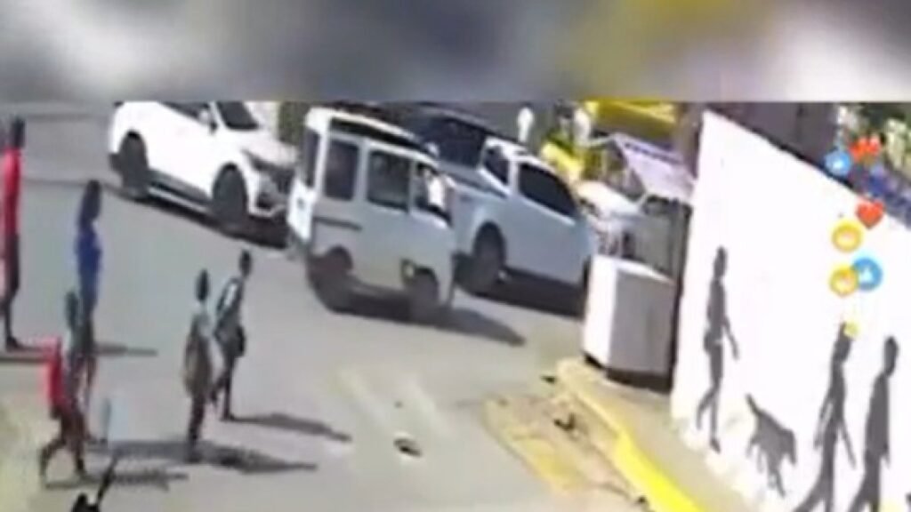 Menor cae en una alcantarilla sin tapa en Brisas del Este y reaviva alarma por riesgos en la vía pública