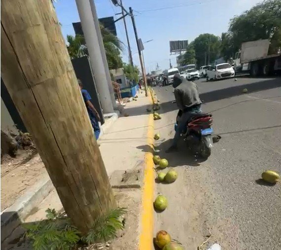 Camión cargado de cocos vuelca en el puente Higuamo y provoca fuerte tapón