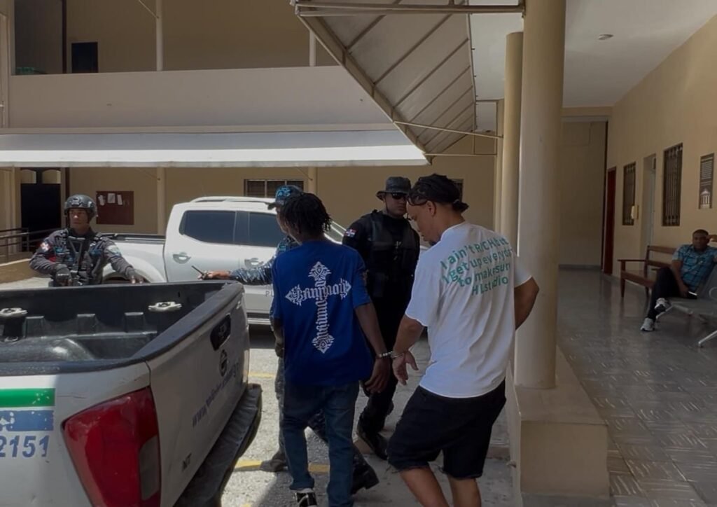 Dictan prisión preventiva a dos acusados de homicidio tras meses de fuga y disturbios en Barahona