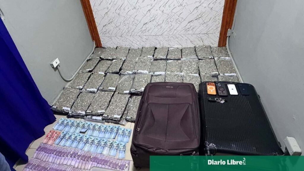 Hallan 69 paquetes presuntamente de marihuana en peaje de La Romana y detienen a un hombre
