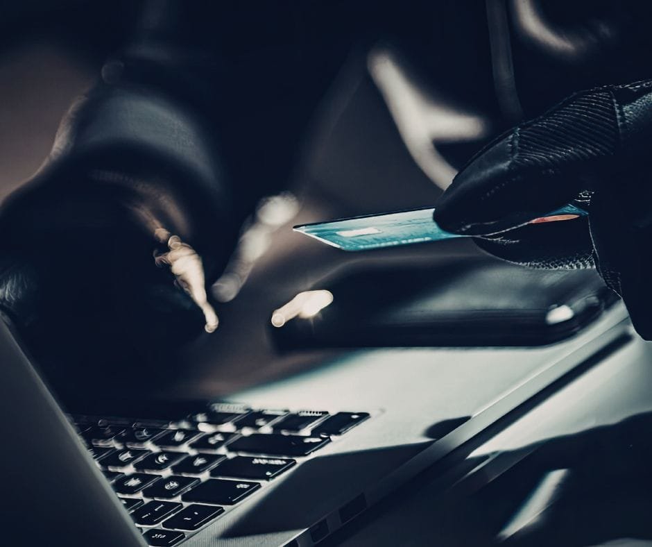 Operación XL526 revela una red de estafas y extorsiones desde Santiago y deja dudas sobre el flujo de dinero