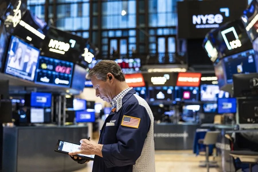 Wall Street abre con tono desigual: el Dow avanza 1,22 % y la tecnología presiona al mercado