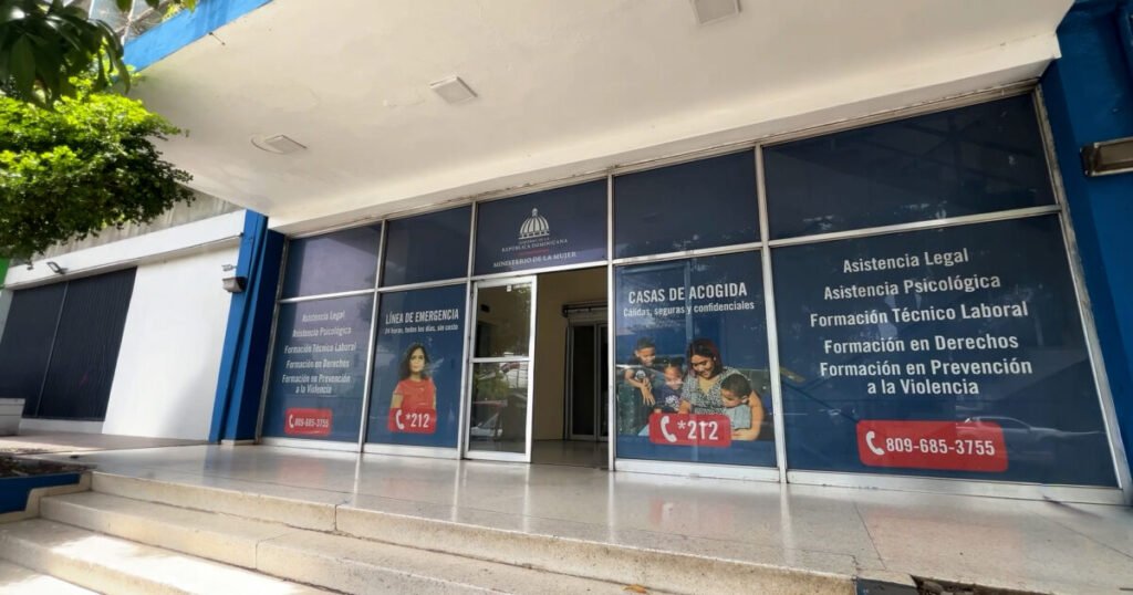 Mujer pide a medios sumar líneas de ayuda en coberturas sobre violencia de género
