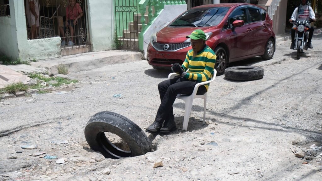 Vecinos colocan alertas ante el hundimiento y el deterioro de la calle Celestino Román