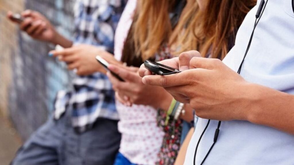 Celulares en las aulas afectan el aprendizaje y reactivan llamado a controlar su uso en escuelas