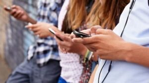 Celulares en las aulas afectan el aprendizaje y reactivan llamado a controlar su uso en escuelas