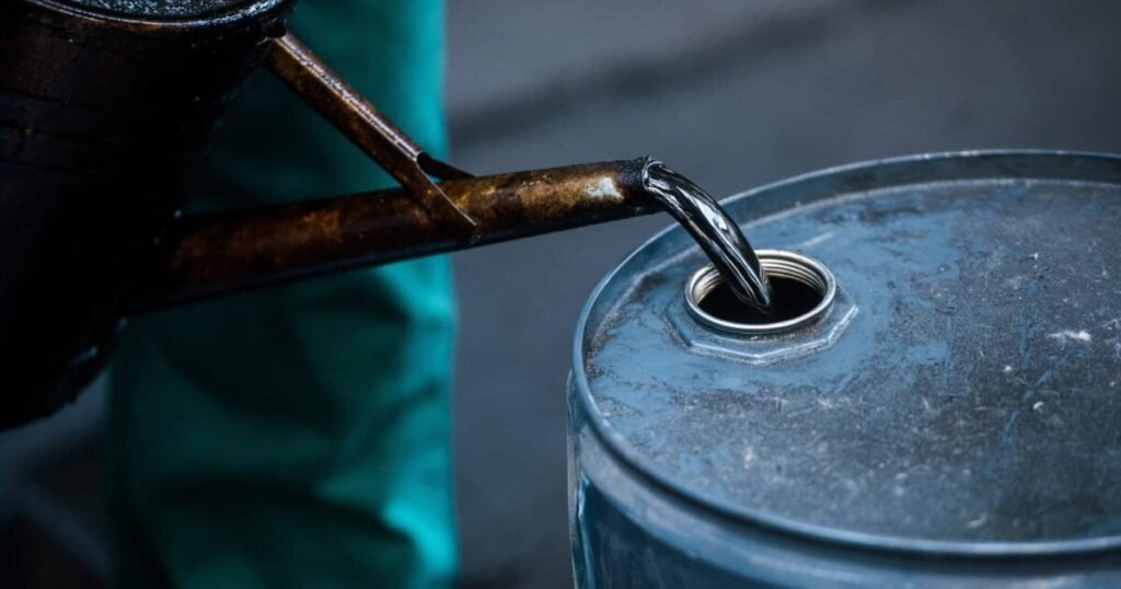 El brent cae y el mercado vuelve a mirar el precio de los combustibles