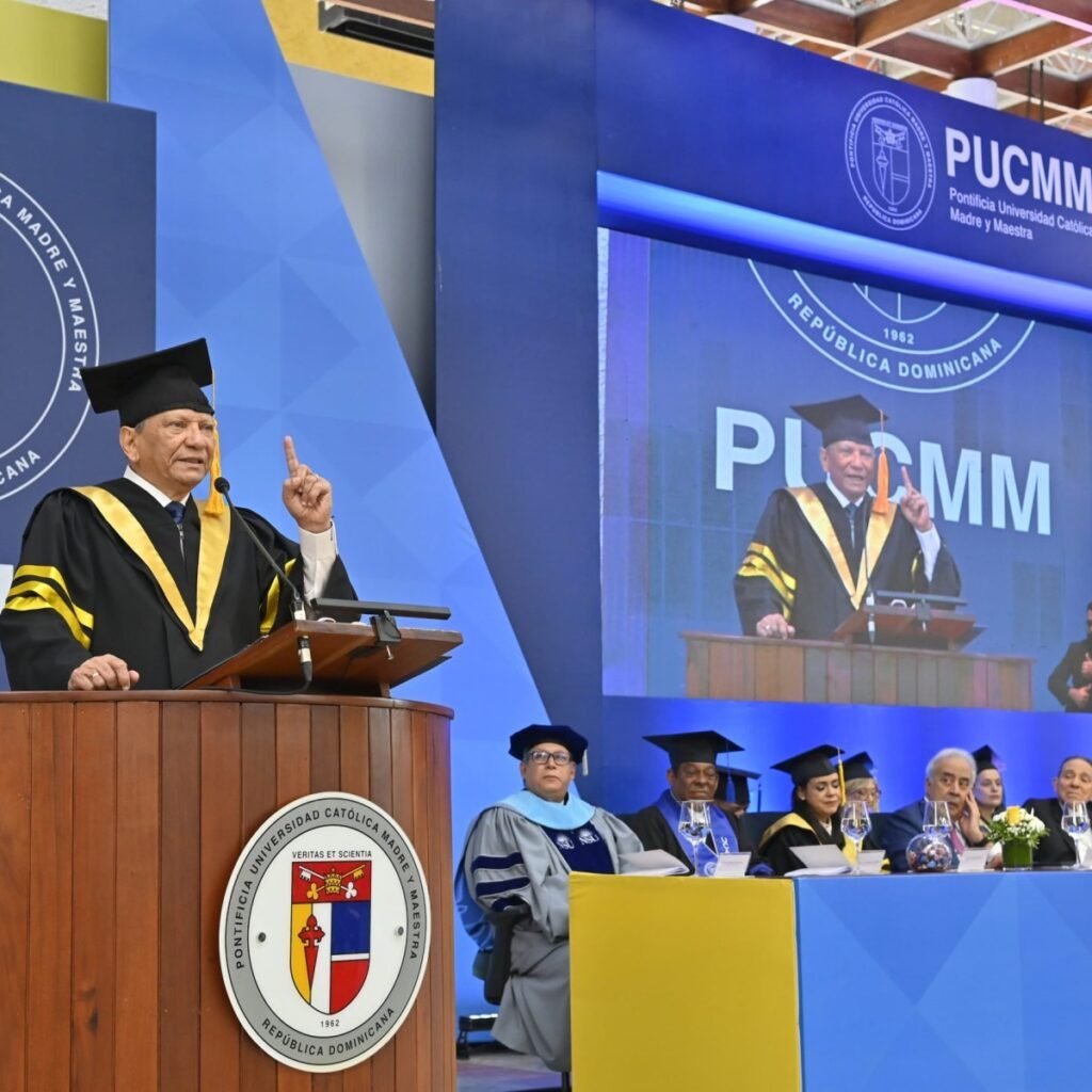 Aguilera lleva discurso sobre ética y resiliencia a graduación de 1,149 profesionales de la PUCMM