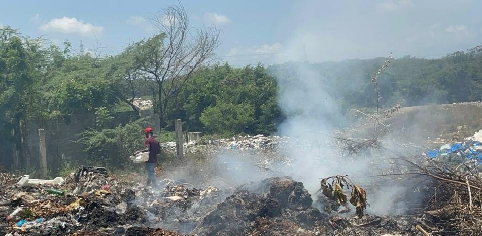 Humareda por incendios en vertederos de La Canela y Hato del Yaque mantiene en alerta a residentes