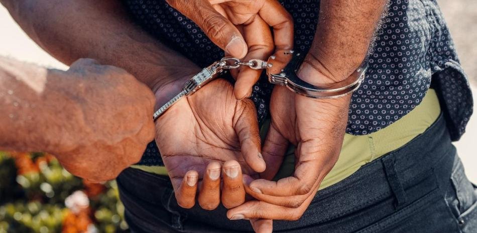 Soborno en Punta Cana: arrestan a inspector migratorio y crece la alerta sobre los controles de salida