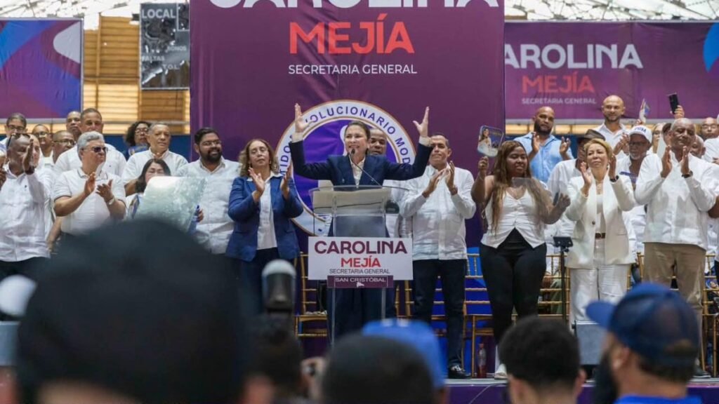 Carolina Mejía lleva a San Cristóbal su rendición de cuentas y refuerza su mensaje de candidatura