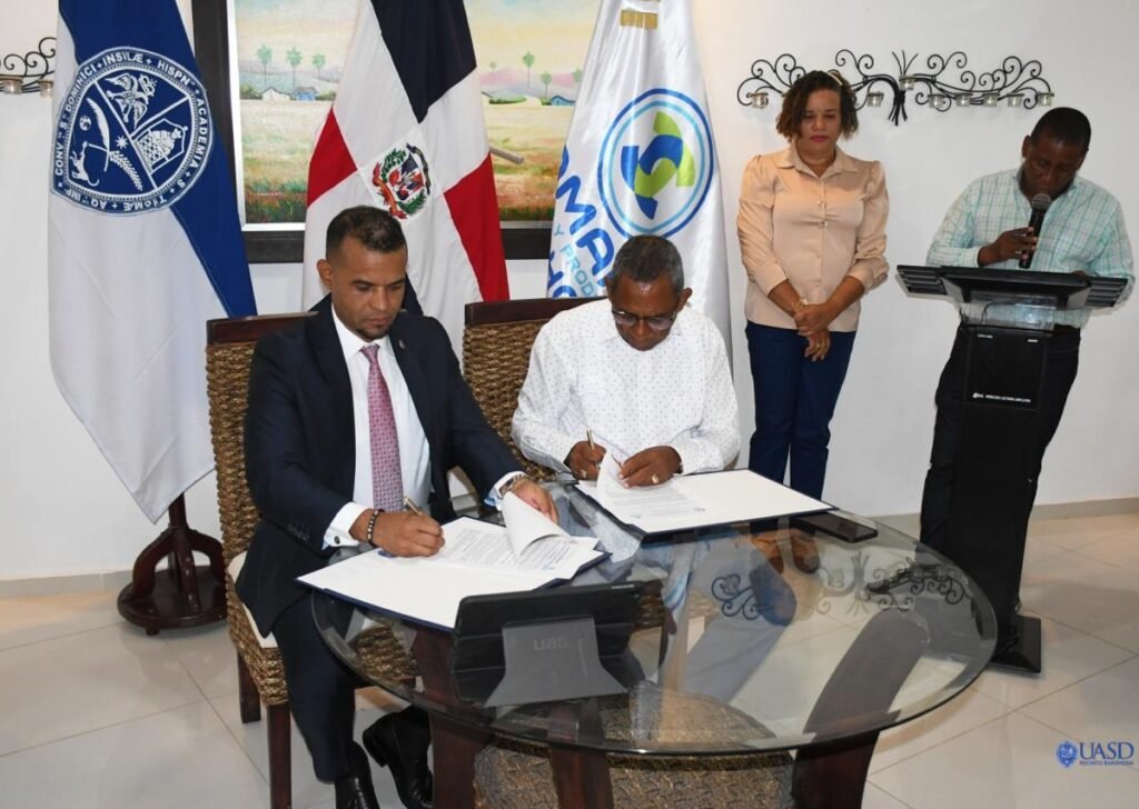 UASD Barahona y Cámara de Comercio formalizan acuerdo para impulsar desarrollo sostenible