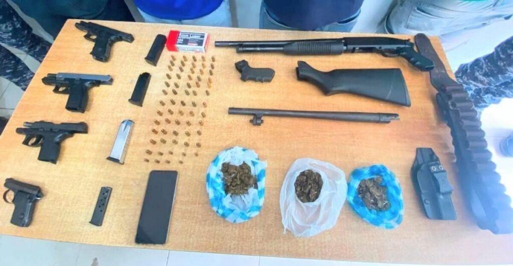 Operativos en Barahona destapan armas ilegales y drogas en la franja costera