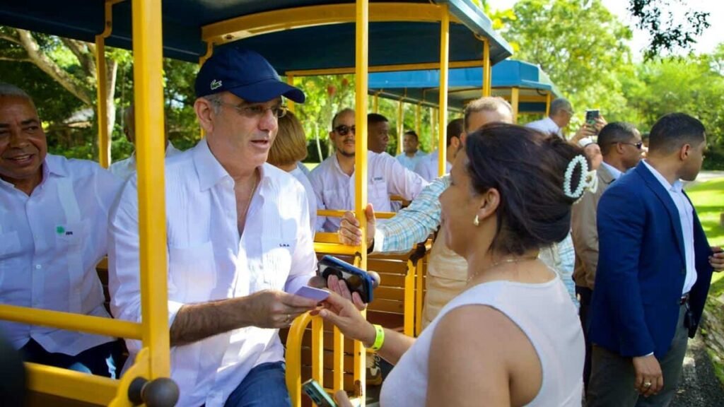 Abinader inspecciona el Zoológico y plantea sumar elefantes, jirafas y chimpancés