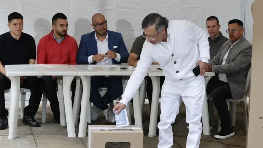 Petro responde a las críticas al votar en la elección que elegirá a su sucesor