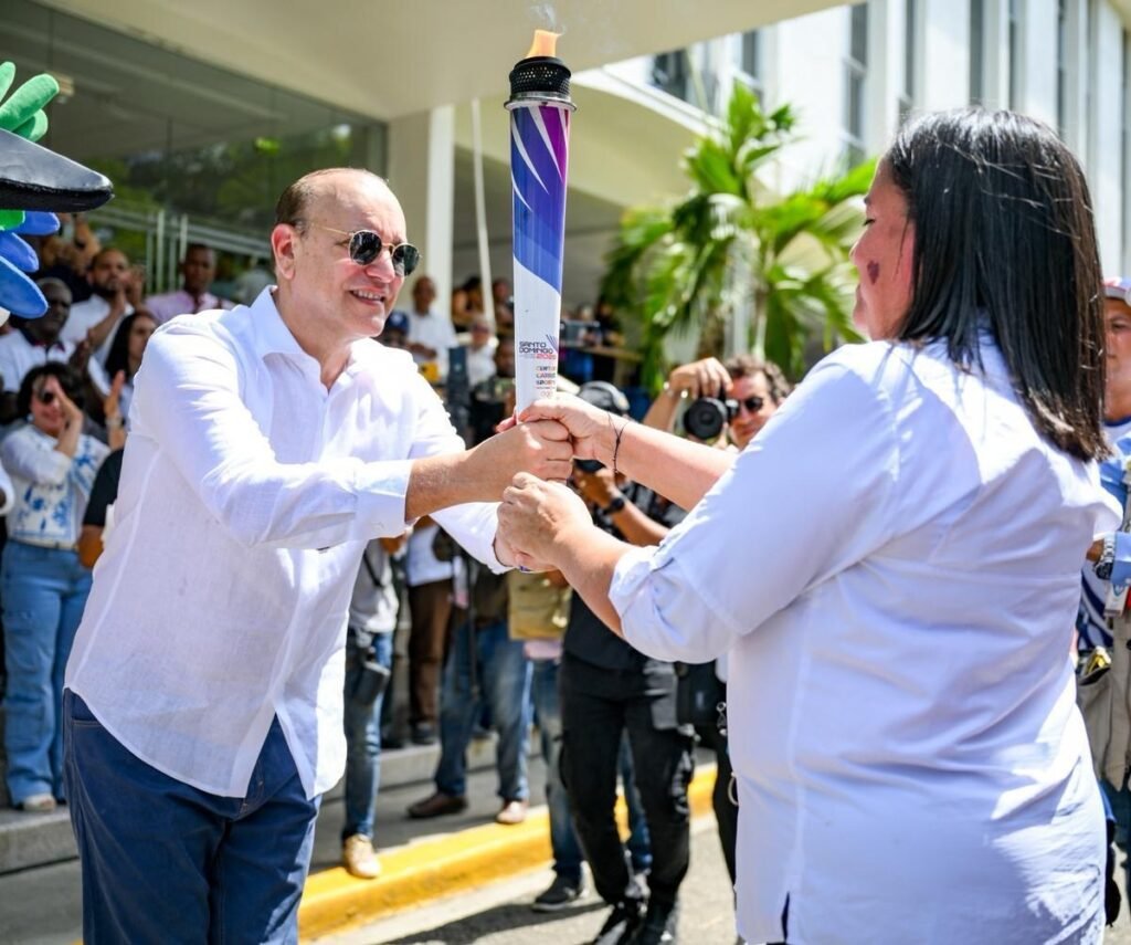 Santiago recibe la antorcha de Santo Domingo 2026 en un acto que combina orgullo oficial y exigencia pública
