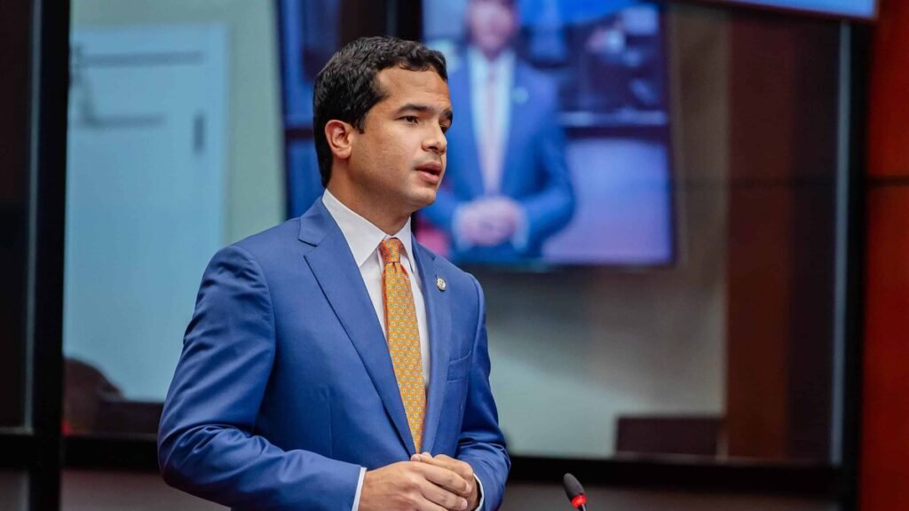 Omar Fernández refuerza una imagen de templanza y disciplina política en medio del desgaste