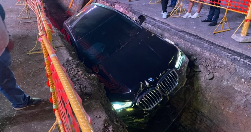 Jeepeta cae en excavación de obra pluvial frente a Ágora Santiago Center y resalta riesgos en el área