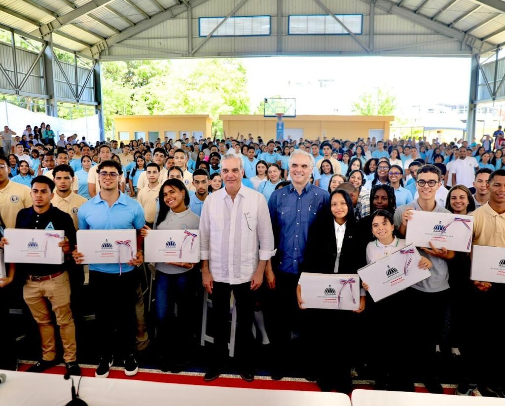 Abinader pone el énfasis en inglés y tecnología ante estudiantes y reafirma su defensa de la educación pública