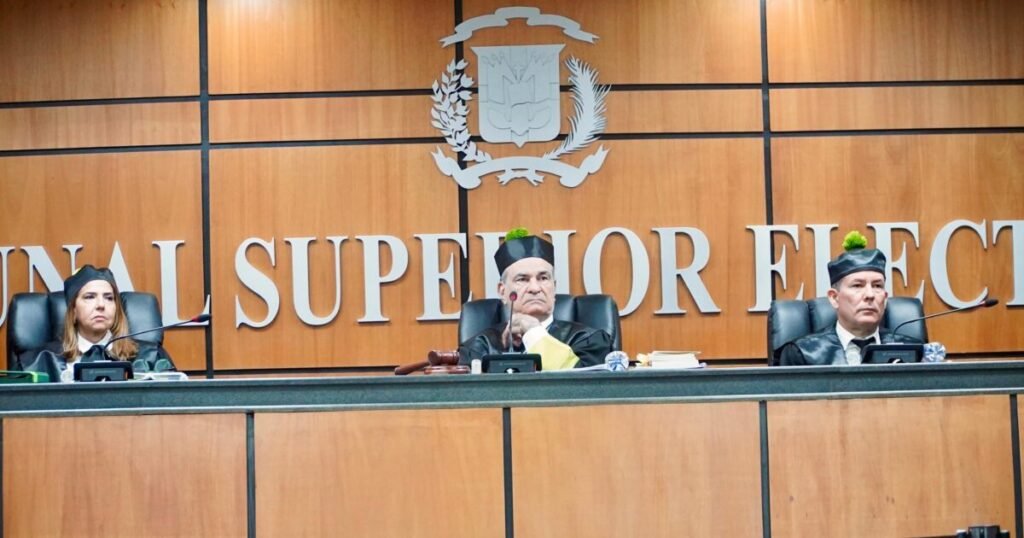 El TSE difiere para el martes el examen al reglamento de encuestas de la JCE