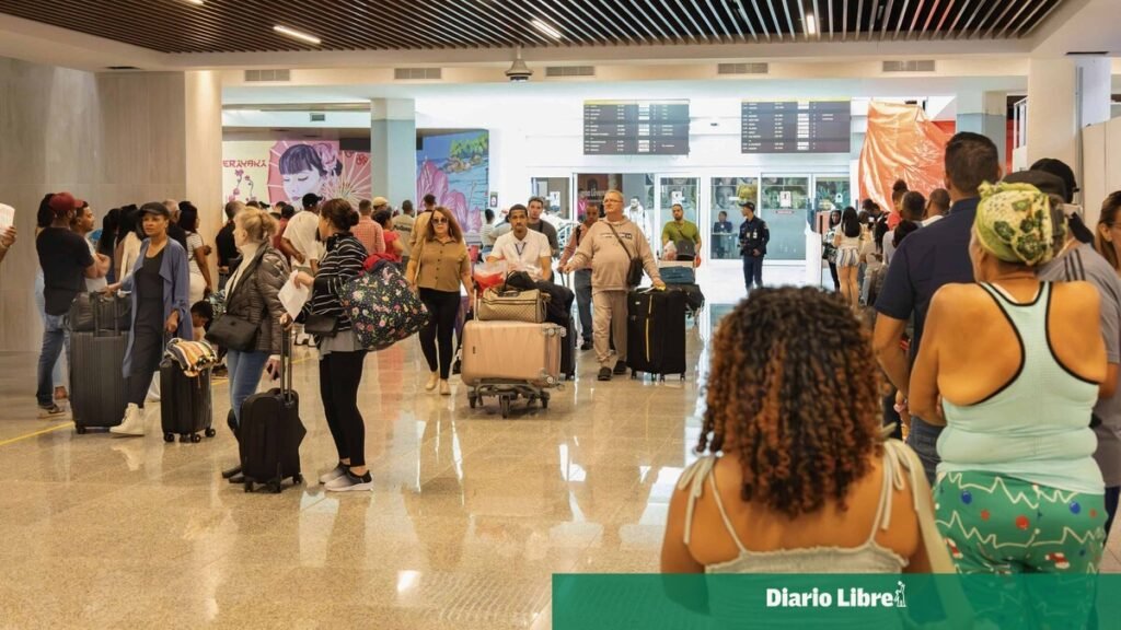 Dominicanos siguen pagando US$10 por la tarjeta de turista pese a la orden de eliminarla