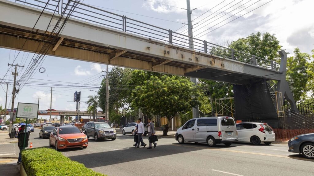 Obras Públicas retoma la rehabilitación del puente peatonal de la Ortega y Gasset, abandonado desde 2004